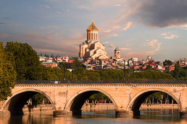 ponte di saarbrucken e cattedrale di sameba a tbilisi, georgia - kura river immagine foto e immagini stock