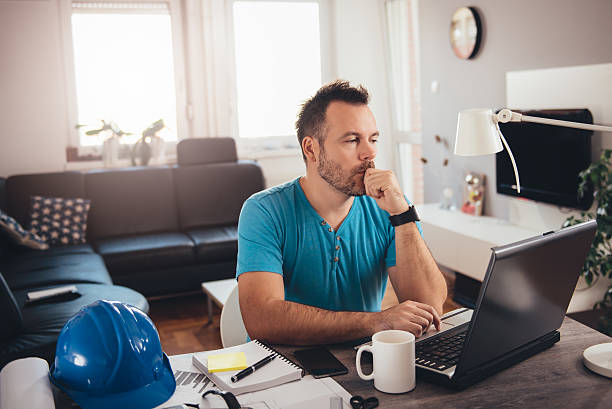 człowiek pracuje na laptopie  - working at home mature adult small business laptop zdjęcia i obrazy z banku zdjęć