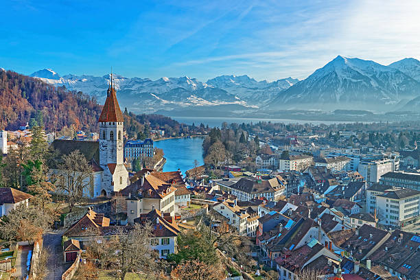 panorama von thuner kirche und stadt mit thunersee und alpen - lake thun swiss culture switzerland berne stock-fotos und bilder