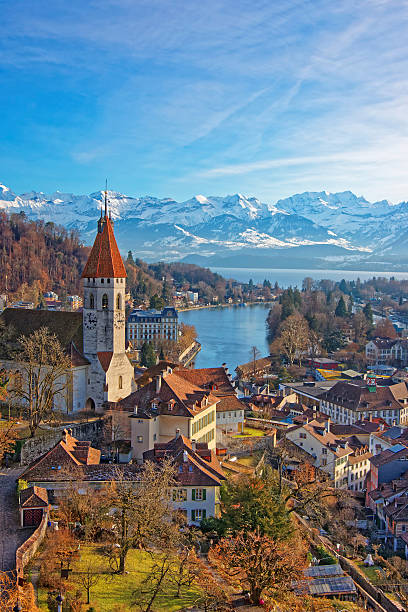 panorama della città e della chiesa di thun con alpi e thunersee - lake thun swiss culture switzerland berne foto e immagini stock