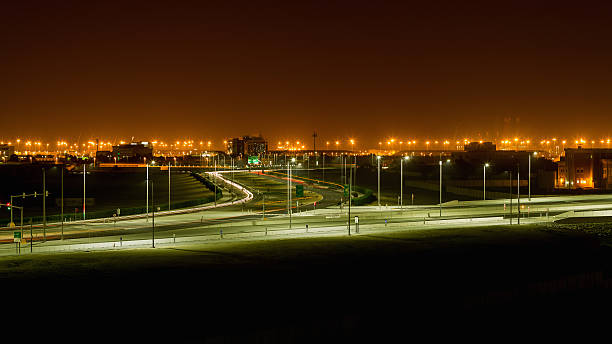 estrada à noite em abu dhabi, emirados árabes unidos - middle east highway street night - fotografias e filmes do acervo