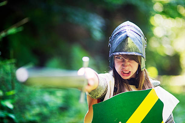 cavaleiro feminino ordenando sua unidade para cobrar - fighting sword knight suit of armor - fotografias e filmes do acervo