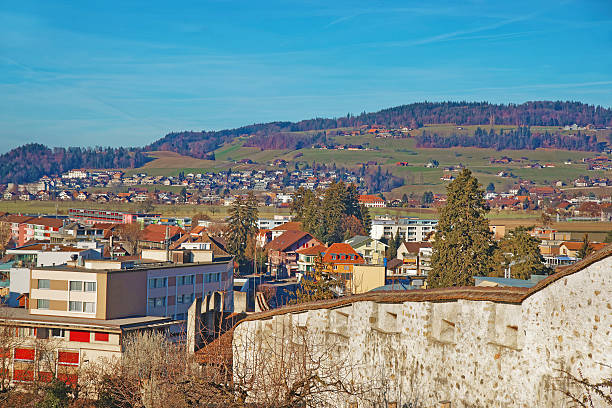 panoramablick auf den modernen teil der thuner stadt - lake thun swiss culture switzerland berne stock-fotos und bilder