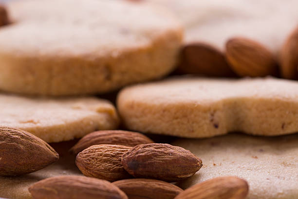 galletas de pan corto con almendras - almond macaroon fotografías e imágenes de stock