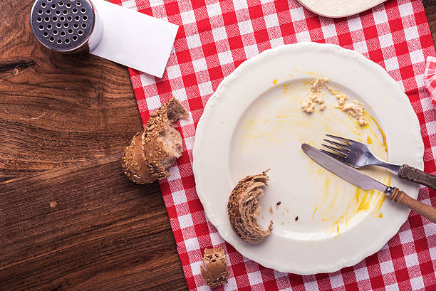 パブレストランテーブルトップビュー - plate crumb dirty fork ストックフォトと画像