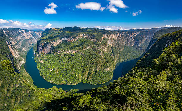 blick von oben auf den sumidero canyon - chiapas, mexiko - canyon stock-fotos und bilder