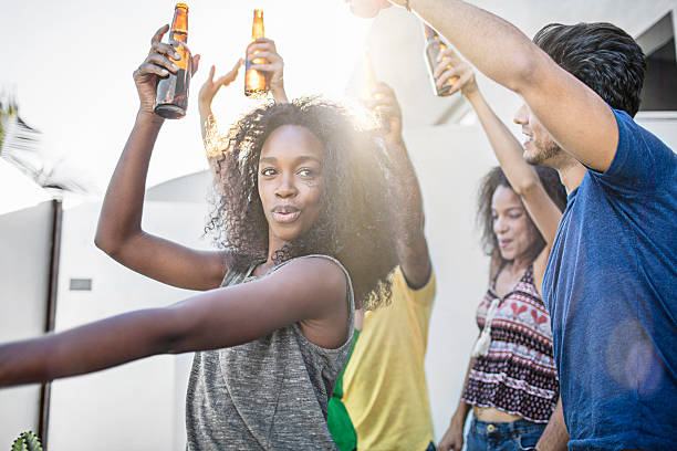 屋上パーティーで踊る若い友達 - drunk teenager men drinking ストックフォトと画像