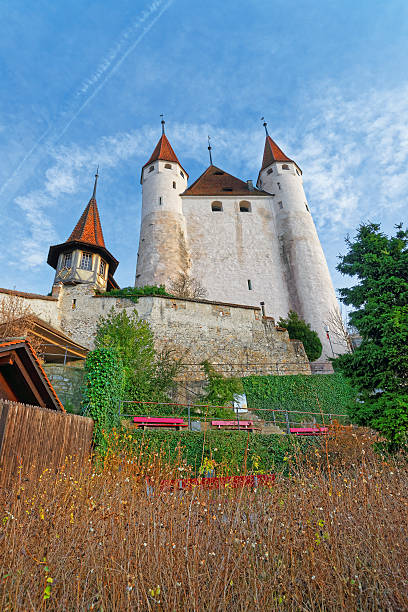 view on thun castle at stone stairs in switzerland - lake thun swiss culture berne castle imagens e fotografias de stock