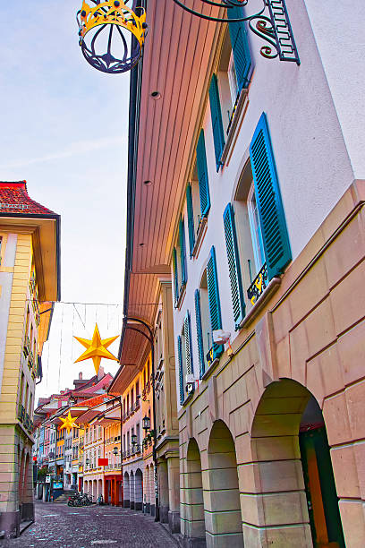 straße mit weihnachtsdekoration in der thuner altstadt - lake thun swiss culture switzerland berne stock-fotos und bilder