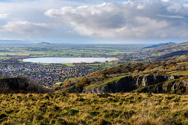 cheddar resevoir e i livelli del somerset dalla gola di cheddar - somerset levels foto e immagini stock