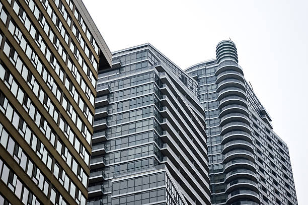 façade de gratte-ciel en verre noir à toronto - oprah winfrey network photos et images de collection