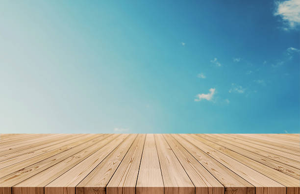 plateau de table en bois sur ciel bleu dégradé et nuages blancs - plancher photos et images de collection