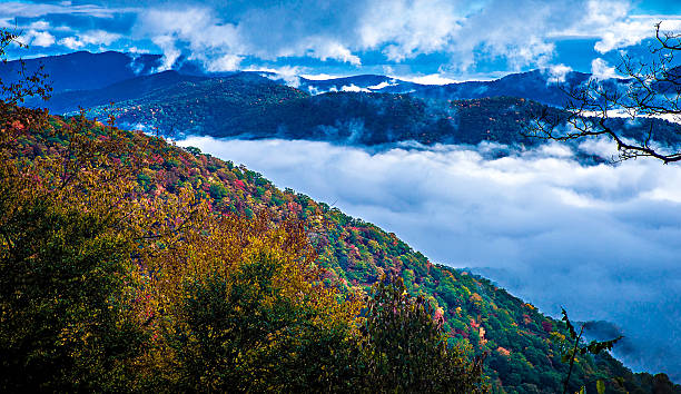 parque nacional de las grandes montañas humeantes - great smoky mountains great smoky mountains national park gsmnp oconaluftee fotografías e imágenes de stock