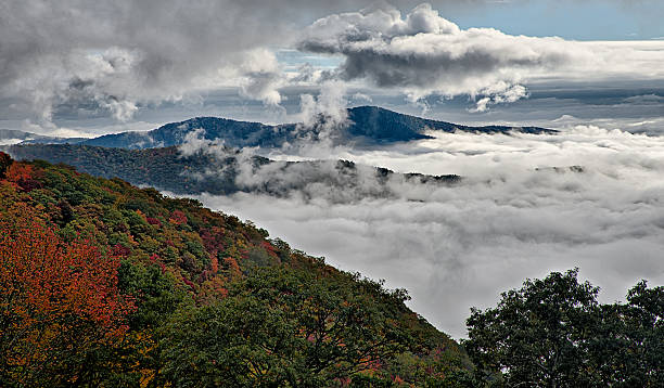 parque nacional de las grandes montañas humeantes - great smoky mountains great smoky mountains national park gsmnp oconaluftee fotografías e imágenes de stock