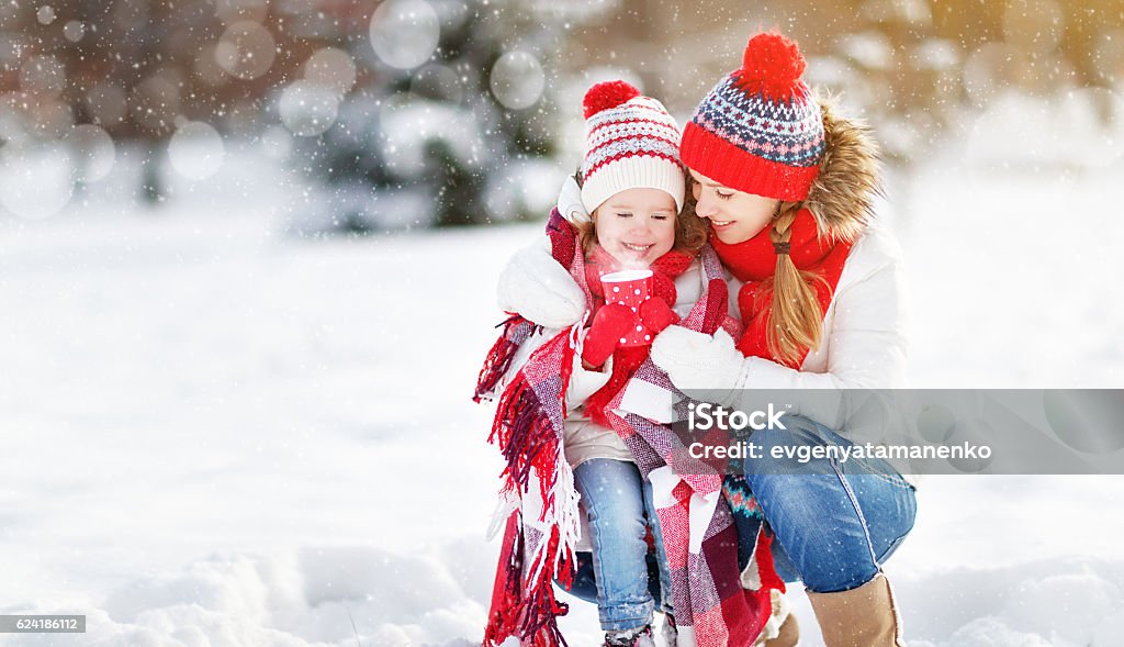 famille heureuse mère et enfant sur la promenade d’hiver boire du thé - Photo de Hiver libre de droits