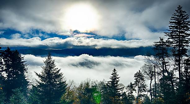 parque nacional de las grandes montañas humeantes - great smoky mountains great smoky mountains national park gsmnp oconaluftee fotografías e imágenes de stock