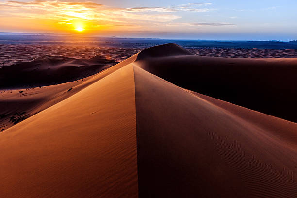 썬라이즈 at 에르그 체비 모래 언덕, 모로호, 북아프리카  - desert landscape morocco sand dune 뉴스 사진 이미지