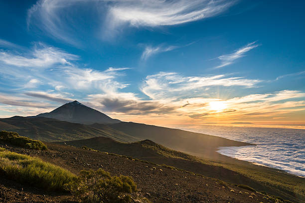 park narodowy teide o zachodzie słońca. teneryfa, wyspy kanaryjskie, hiszpania. - pico de teide zdjęcia i obrazy z banku zdjęć