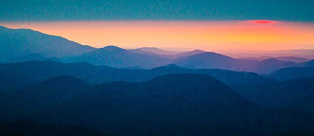 el sol del amanecer se asoma a través de las nubes sobre la cordillera - panoramic great appalachian valley the americas north america fotografías e imágenes de stock