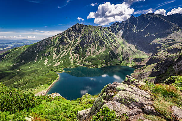 wunderbarer sonnenaufgang in czarny staw gasienicowy im sommer, tatra - carpathian mountain range stock-fotos und bilder