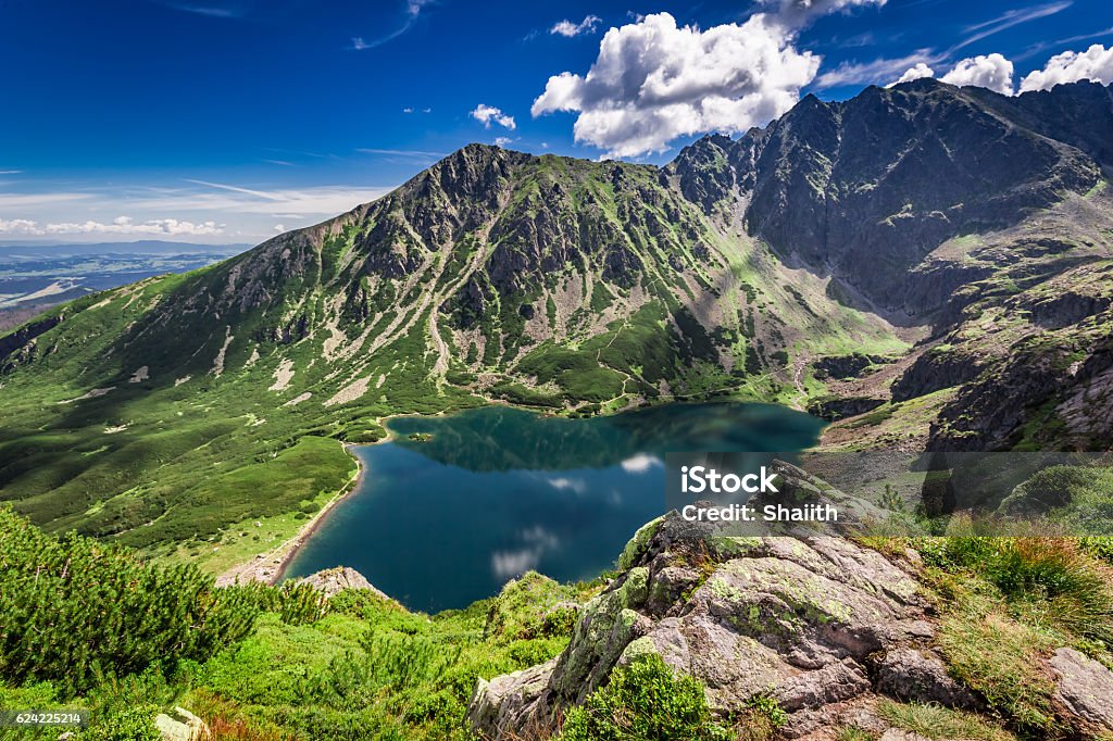 Nascer do sol maravilhoso em Czarny Staw Gasienicowy no verão, Tatras - Foto de stock de Montanhas Tatra royalty-free