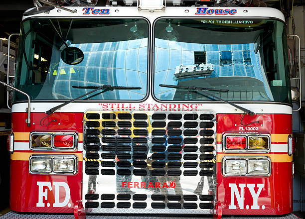 "zehn haus" feuerwehrauto auf demboden null. - world trade center september 11 new york city manhattan stock-fotos und bilder