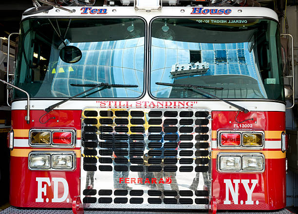 camion de pompiers « dix maisons » au sol zéro. - world trade center september 11 new york city manhattan photos et images de collection