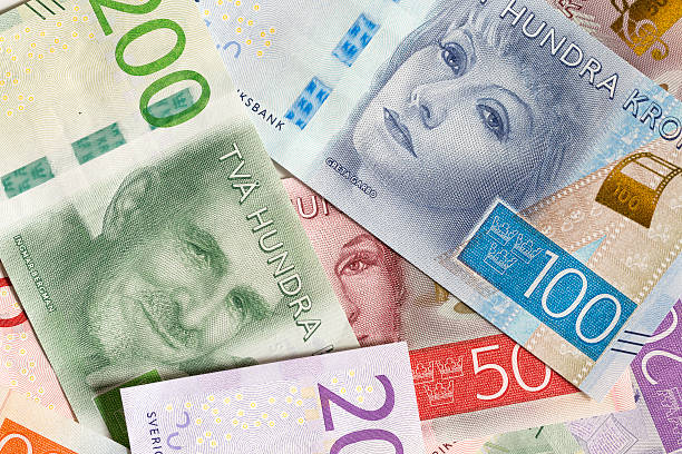 денежная единица швеции, крупный план - swedish coin стоковые фото и изображения