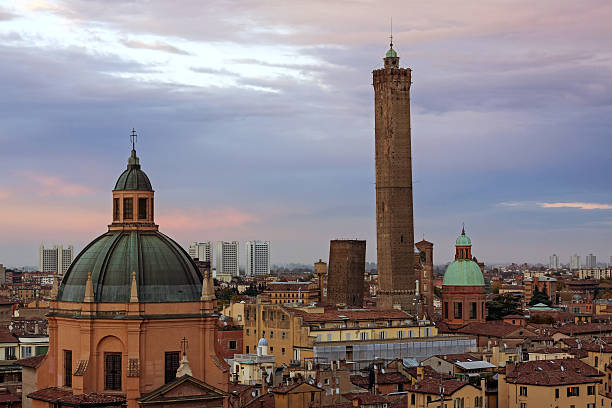 blick auf bologna - torri asinelli - due torri stock-fotos und bilder