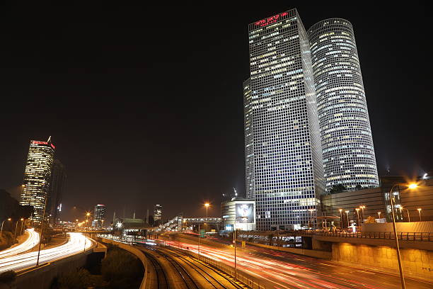 paysage urbain de tel aviv horizon vue aérienne panoramique nuit - tel aviv israel skyline traffic photos et images de collection