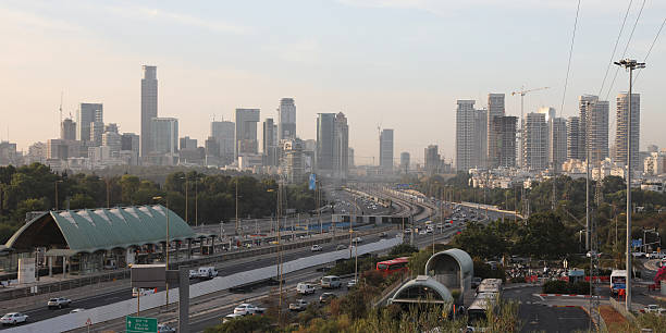 vista aérea panorâmica panorâmica do horizonte da cidade de tel aviv - tel aviv israel skyline traffic - fotografias e filmes do acervo