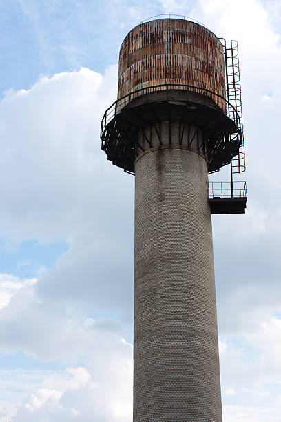 vecchia torre dell'acqua arrugginito - rusty storage tank nobody photography foto e immagini stock