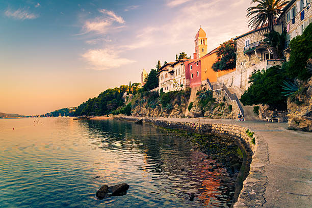 vue sur la ville de rab, croates complexe touristique. - morning croatia blue sea photos et images de collection