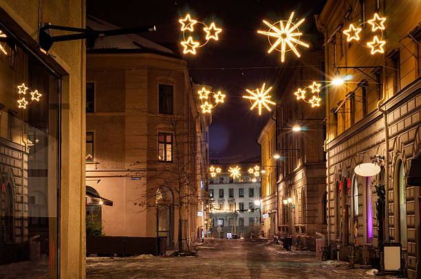 rua da cidade decorada de natal - gothenburg city urban scene illuminated - fotografias e filmes do acervo