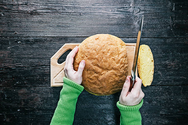 手カティングパン - brown bread bread cutting board full length ストックフォトと画像