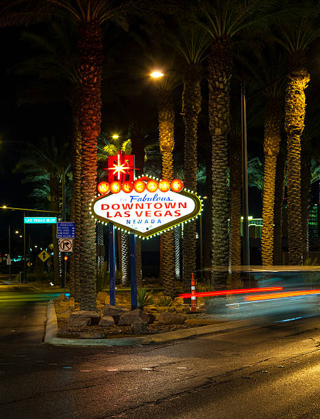 el centro de la ciudad de las vegas señal por la noche - welcome to fabulous las vegas sign las vegas metropolitan area famous place night fotografías e imágenes de stock