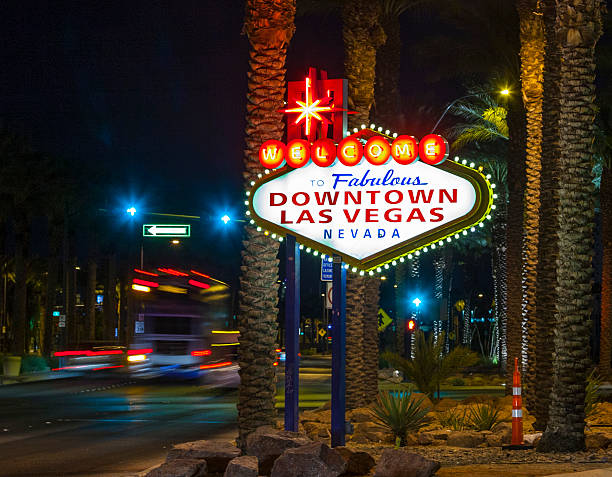 o centro da cidade de las vegas sinal à noite - welcome to fabulous las vegas sign fotos imagens e fotografias de stock