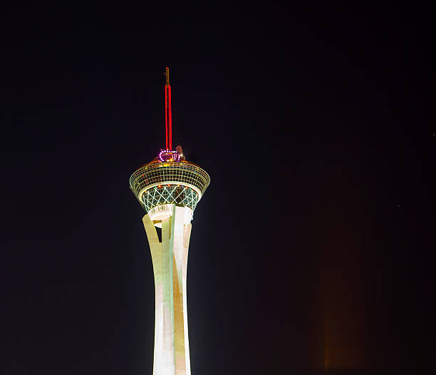 luzes noturnas do sahara casino & stratosphere tower - las vegas metropolitan area stratosphere casino invitation - fotografias e filmes do acervo
