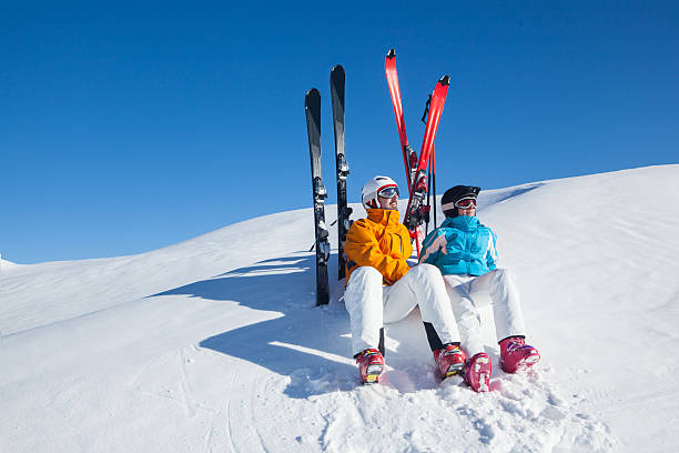 apres esquiadores relajantes esquiadores - skiing snow couple mountain fotografías e imágenes de stock