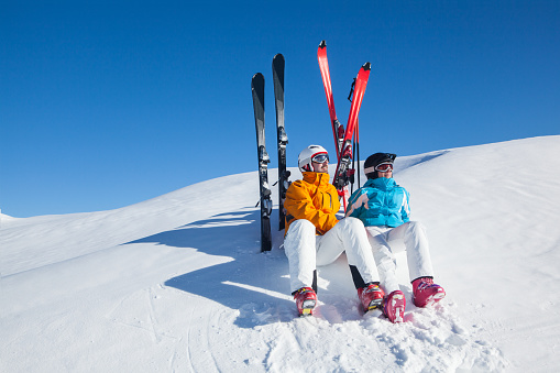 apres ski relaxing skiers