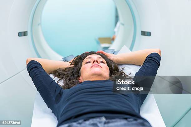 Szene Von Onkologie Instituteyoung Frau Warten Auf Petscan Stockfoto und mehr Bilder von Computertomogramm