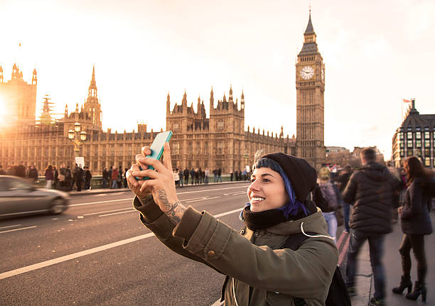 путешественник девушка с помощью смартфона - london england england street light telephone стоковые фото и изображения