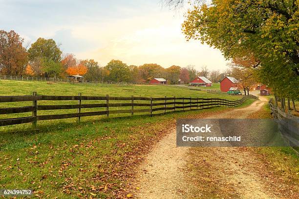 Farm Im Herbst Stockfoto und mehr Bilder von Agrarbetrieb - Agrarbetrieb, Herbst, Zaun