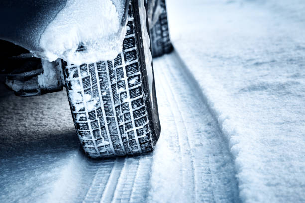 車のクローズアップのタイヤの冬 - landscape winter horizontal color image ストックフォトと画像