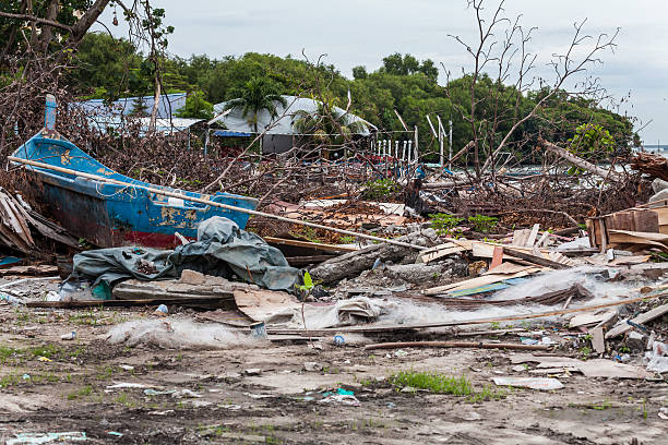 нежелательный сайт, указывающий на ката�строфу, такую как цунами, землетрясение, торнадо или тайфун - natural disaster tornado damaged demolished стоковые фото и изображения
