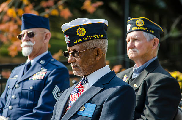 veteranos americanos homenageados em um dia do veterano cermony - armed forces saluting marines military - fotografias e filmes do acervo