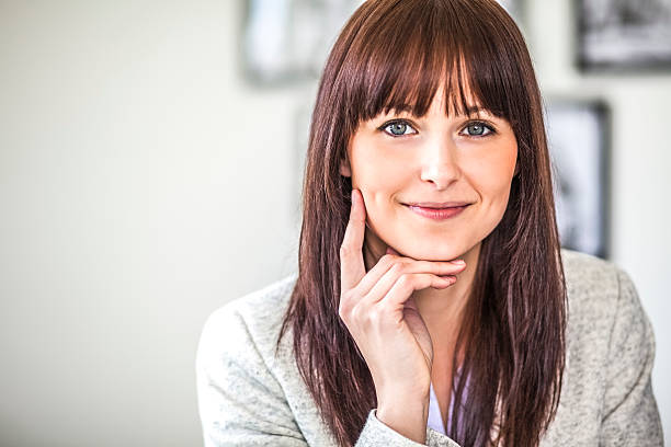 portrait d'une belle jeune femme d'affaires dans le bureau - frange photos et images de collection