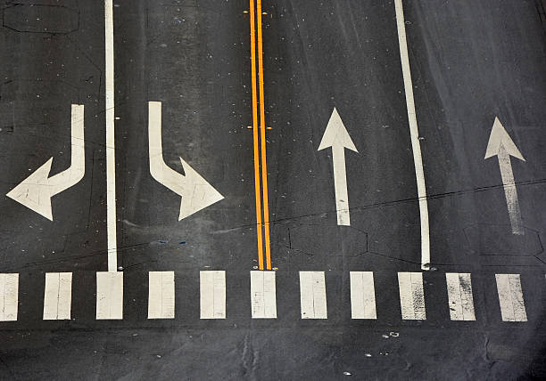 징후 굴절률은 road - road sign turning sign traffic 뉴스 사진 이미지