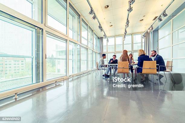 Gruppe Von Busines Menschen In Der Sitzung Stockfoto und mehr Bilder von Groß - Groß, Büro, Geschäftsbesprechung