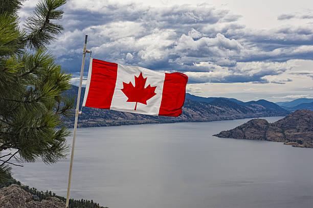 bandeira canadense sobre o lago okanagan perto de peachland british columbia canadá - kelowna okanagan scenics okanagan valley - fotografias e filmes do acervo